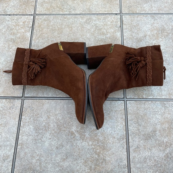 Stuart Weitzman
Brown Tazzie Suede Tassle Boots/Booties - Picture 14 of 15